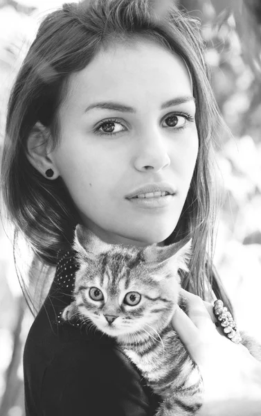 猫を持つ女の子 — ストック写真