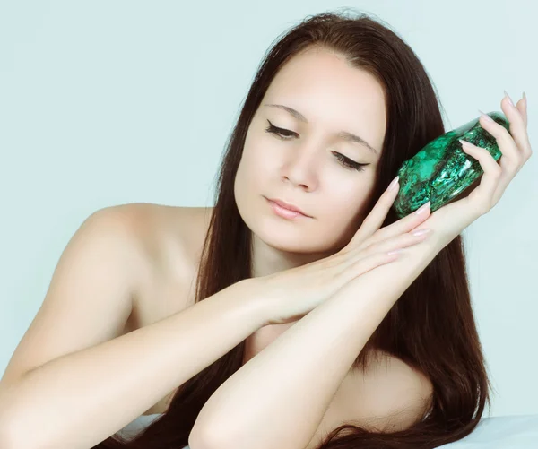 Vrouw met exotische groene shell — Stockfoto