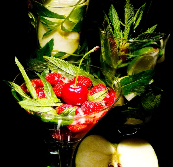 Cocktails in bar — Stockfoto
