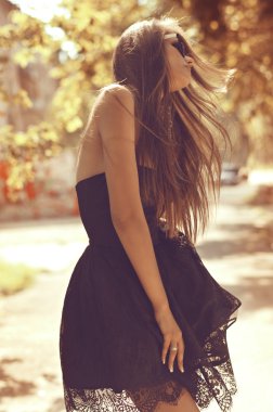 Bahar bahçesinde güzel bir kadın