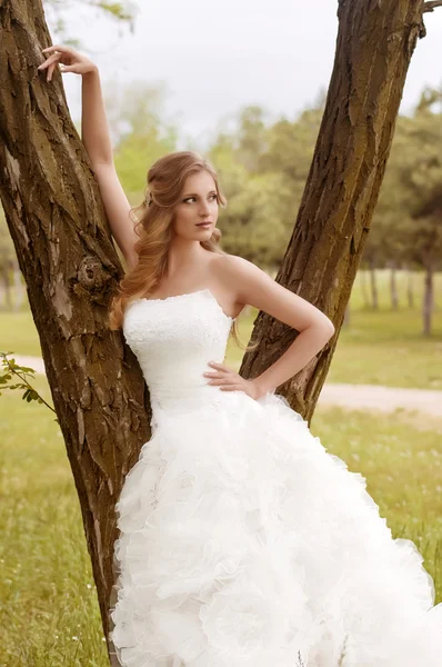 Bride in spring garden — Stock Photo, Image