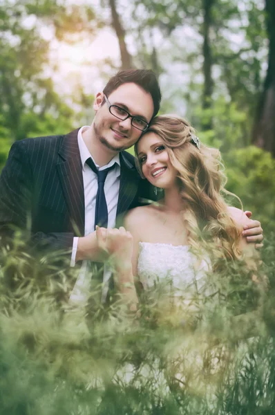 Sposa e sposo il giorno del loro matrimonio — Foto Stock