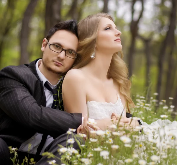 Sposa e sposo il giorno del loro matrimonio — Foto Stock