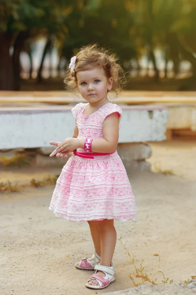 Meisje in roze jurk — Stockfoto