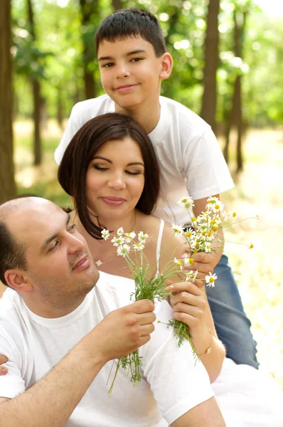 Aile dışarıda eğleniyor. — Stok fotoğraf