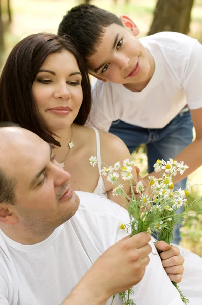 Famiglia divertirsi all'aperto — Foto Stock