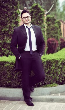 şık bir takım elbise içinde damat