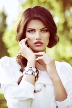 Bahar bahçesindeki kadın