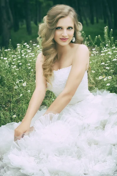 Novia con maquillaje elegante — Foto de Stock