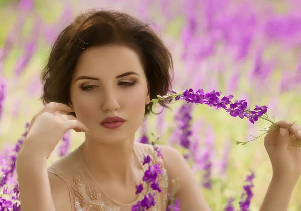 Femme dans le jardin de printemps — Photo