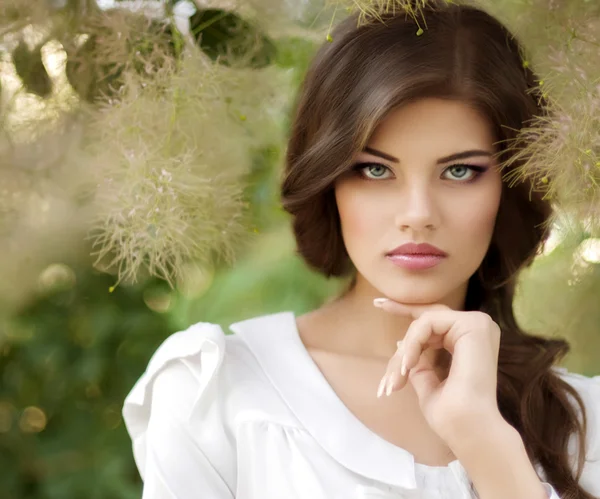 Mujer en jardín de primavera — Foto de Stock