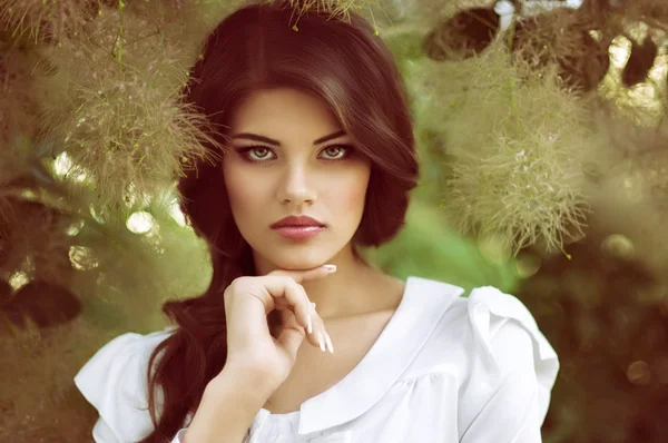 Mujer en jardín de primavera — Foto de Stock