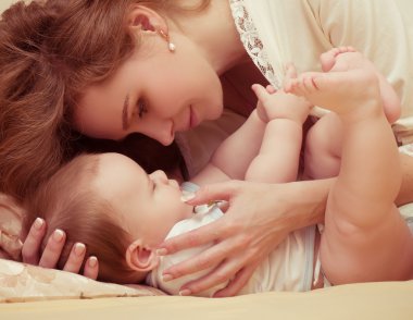 Genç mutlu anne ile bebek