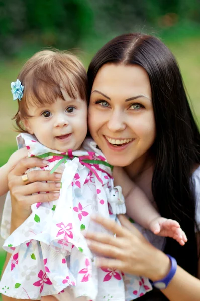 Jonge gelukkig moeder met baby — Stockfoto