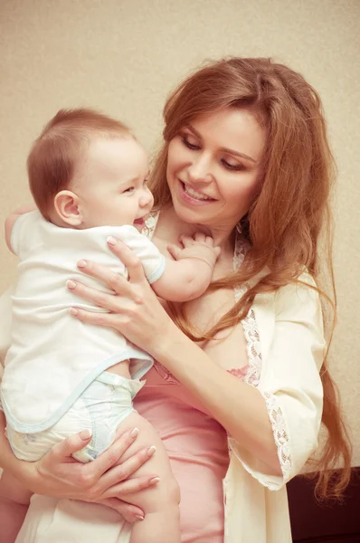年轻的快乐妈妈与宝宝 — 图库照片