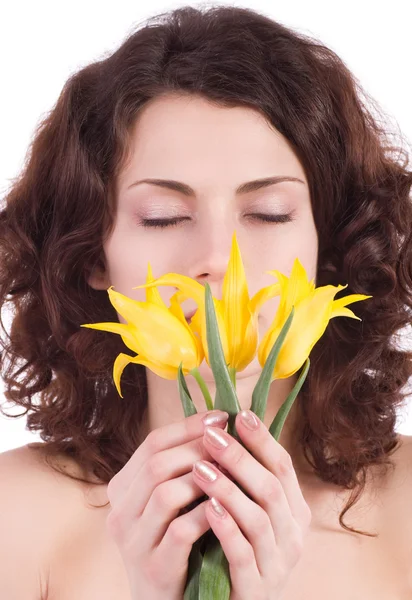 Kvinna med gula blommor — Stockfoto