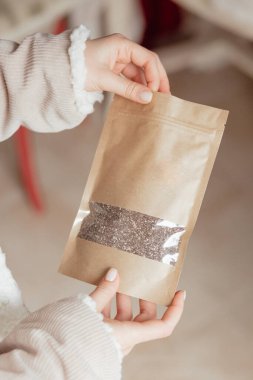 Yeni yıl hediyeli kadın eller, fındık. Yeni yıl fotoğrafı