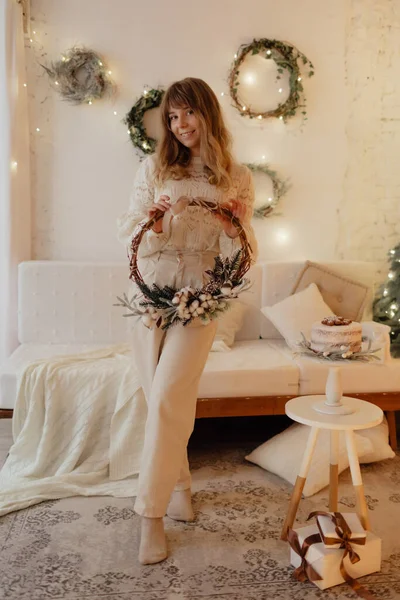 クリスマスの装飾が施された暖かい服の若いスタイリッシュな女の子 新年のモデルは笑い 喜びと感情を示す — ストック写真