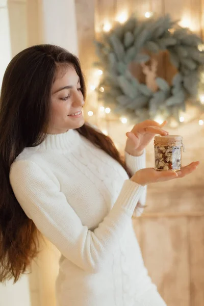 Mladá Stylová Dívka Teplém Oblečení Novoroční Dárečky Ořechy Nový Rok — Stock fotografie