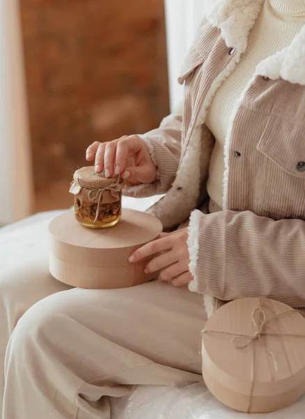 Las Manos Femeninas Con Las Golosinas Año Nuevo Las Nueces — Foto de Stock