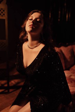 Artı, aşk turu konsepti olan boyunda bir kadın. Makyajlı güzel bir genç kadının portresi..