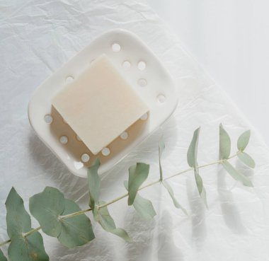 El yapımı sabun. Çevre dostu ev temizliği, ekolojik güzellik ve vücut bakımı. Doğal güzellik ve vücut bakımı, toprak günü konsepti..