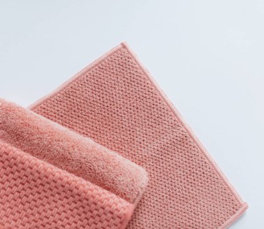 Yumuşak havlu üstleri ve havlular. Tekstil ve ev tedavisi konsepti. Çevre dostu ev temizliği, ekolojik güzellik ve vücut bakımı.