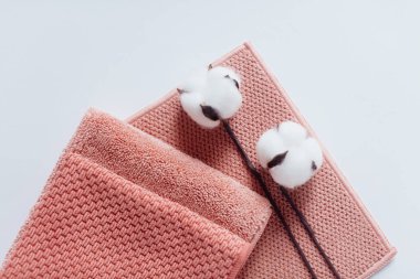 Beyaz arka planda yumuşak terli havlu ve havlular var. Tekstil ve ev tedavisi konsepti. Üst görünüm düzlüğü.