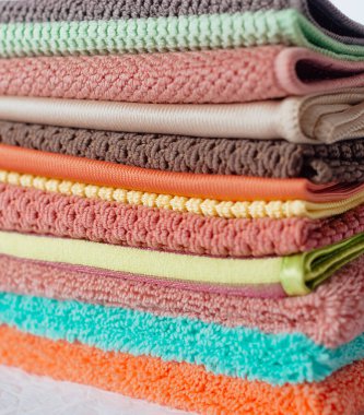 Tekstil ve ev tedavisi konsepti. Havlu yığını. Çevre dostu ev temizliği, ekolojik güzellik ve vücut bakımı.