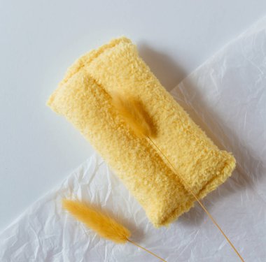 Yumuşak havlu üstleri ve havlular. Tekstil ve ev tedavisi konsepti. Çevre dostu ev temizliği, ekolojik güzellik ve vücut bakımı.