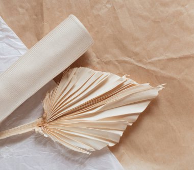 Yumuşak havlu üstleri ve havlular. Tekstil ve ev tedavisi konsepti. Çevre dostu ev temizliği, ekolojik güzellik ve vücut bakımı.