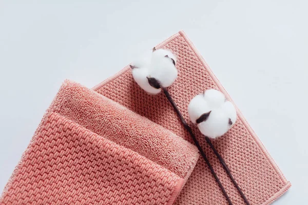 Beyaz arka planda yumuşak terli havlu ve havlular var. Tekstil ve ev tedavisi konsepti. Üst görünüm düzlüğü.