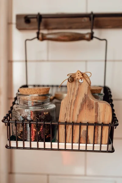 キッチンでかわいい素朴な木製のおもちゃ 台所用品だ 居心地の良い休息への道 家の快適コンセプト — ストック写真
