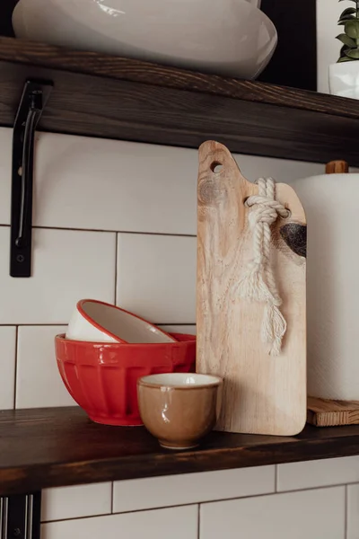 キッチンでかわいい素朴な木製のおもちゃ 台所用品だ 居心地の良い休息への道 家の快適コンセプト — ストック写真