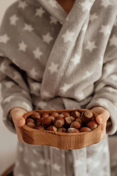Roztomilý Rustikální Dřevěný Talíř Ořechy Dětských Rukou Kuchyni Kuchyňské Útulný — Stock fotografie