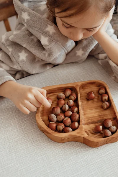 Roztomilý Rustikální Dřevěný Talíř Ořechy Dětských Rukou Kuchyni Kuchyňské Útulný — Stock fotografie