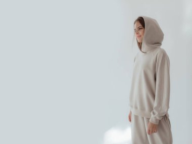 Eşofmanlı Ukraynalı genç kadın arka planda ışık taklidi yapıyor. Kadın vücudu ve tarz kavramı. Reklam ya da kıyafet satışı tasarımı. Tasarım için modelleme, kıyafet mağazası satışı..