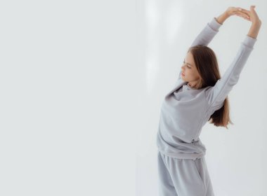 Eşofmanlı Ukraynalı genç kadın arka planda ışık taklidi yapıyor. Kadın vücudu ve tarz kavramı. Reklam ya da kıyafet satışı tasarımı. Tasarım için modelleme, kıyafet mağazası satışı..