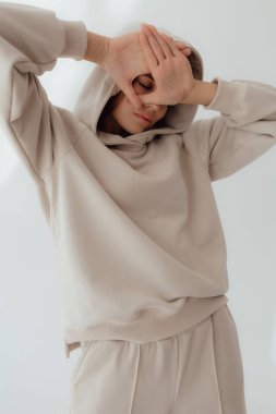 Eşofmanlı Ukraynalı genç kadın arka planda ışık taklidi yapıyor. Kadın vücudu ve tarz kavramı. Reklam ya da kıyafet satışı tasarımı. Tasarım için modelleme, kıyafet mağazası satışı..
