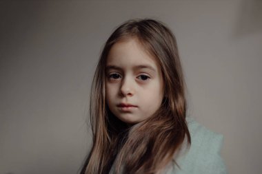 Savaşı durdurun. Ukrayna için dua et. Ukrayna 'nın tarafındayız. Battaniyenin altında korkmuş Ukraynalı bir çocuk. Kız hava saldırıları ve patlamaların seslerinden korkuyor. Zavallı çocuk üzüntü ve keder hissediyor, kötü şans ve keder sorunları.. 