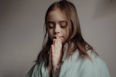 Savaşı durdurun. Ukrayna için dua et. Ukrayna 'nın tarafındayız. Battaniyenin altında korkmuş Ukraynalı bir çocuk. Kız hava saldırıları ve patlamaların seslerinden korkuyor. Zavallı çocuk üzüntü ve keder hissediyor, kötü şans ve keder sorunları.. 