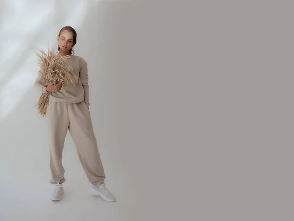 ウクライナの若い女性のスウェットシャツの光の背景にモックアップ 女性の身体とスタイルの概念 広告や服の販売デザイン デザイン 服店の販売のためのモック — ストック写真