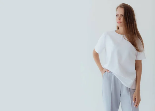 ウクライナの若い女性のスウェットシャツの光の背景にモックアップ 女性の身体とスタイルの概念 広告や服の販売デザイン デザイン 服店の販売のためのモック — ストック写真