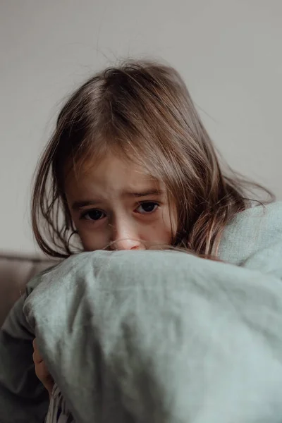 戦争はやめて ウクライナのために祈る 我々はウクライナに味方する ウクライナ人は毛布の下で子供を怖がらせた 少女は空襲や爆発音を恐れている 貧しい子供は悲しみと悲しみ 不運と悲しみの問題を感じる — ストック写真