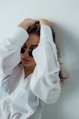 Işıklı arka planda güzel bir kız model. Kadın vücudu ve tarz kavramı. Reklam ya da kıyafet satışı tasarımı. Metin boşluğu