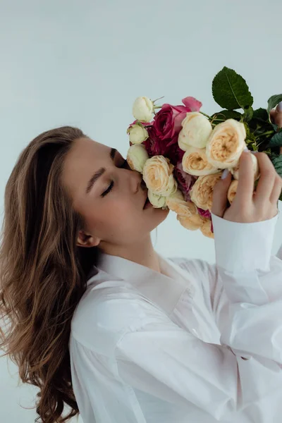 Όμορφο Κοριτσίστικο Μοντέλο Μπουκέτο Τριαντάφυλλα Άνοιξη Lady Στο Φως Φόντο — Φωτογραφία Αρχείου