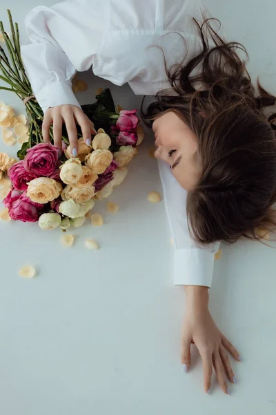 Piękna Modelka Bukietem Róż Wiosenna Dama Jasnym Tle Kobiece Ciało — Zdjęcie stockowe