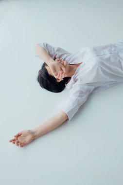 Yakın plan, ağlayan, sorunları düşünen, hayat sıkıntısı çeken, stresli bir kadın. Yaşam tarzı kavramı.