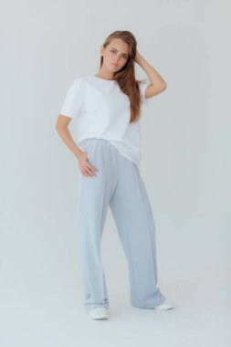 Eşofmanlı Ukraynalı genç kadın arka planda ışık taklidi yapıyor. Kadın vücudu ve tarz kavramı. Reklam ya da kıyafet satışı tasarımı. Tasarım için modelleme, kıyafet mağazası satışı. Duygusal kadını kapat.