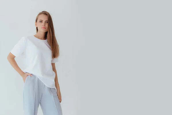 ウクライナの若い女性のスウェットシャツの光の背景にモックアップ 女性の身体とスタイルの概念 広告や服の販売デザイン デザイン 服店の販売のためのモックアップ 感情的な女性を閉じます — ストック写真
